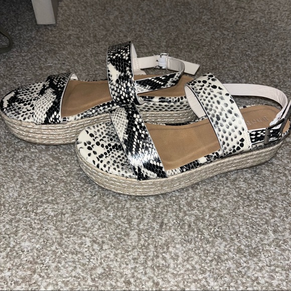 Platform Sandals - Picture 3 of 3